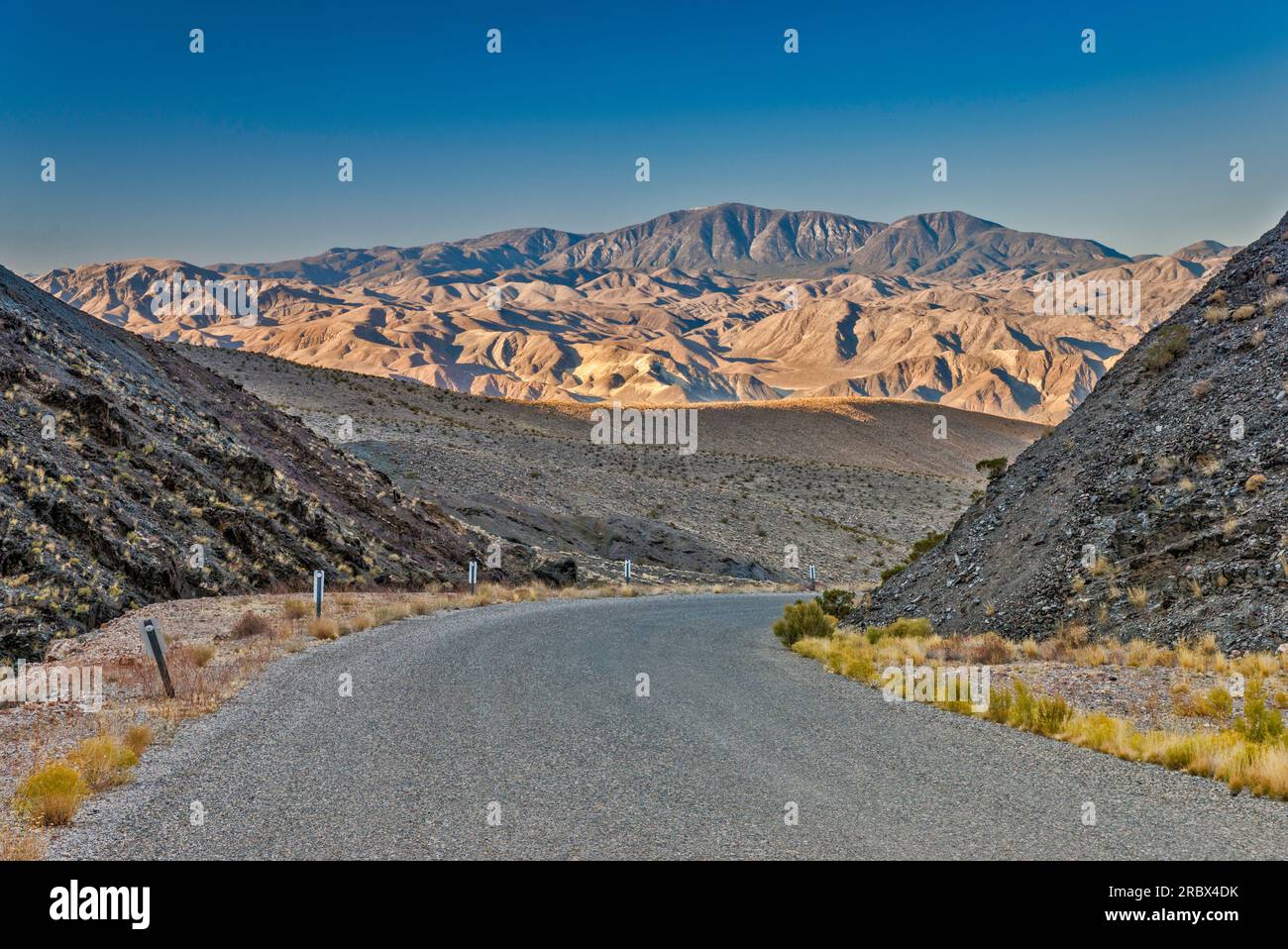 Inyo Mountains über dem Eureka Valley, Blick von der Big Pine Road, auf dem Weg nach Big Pine, Death Valley National Park, Kalifornien, USA Stockfoto