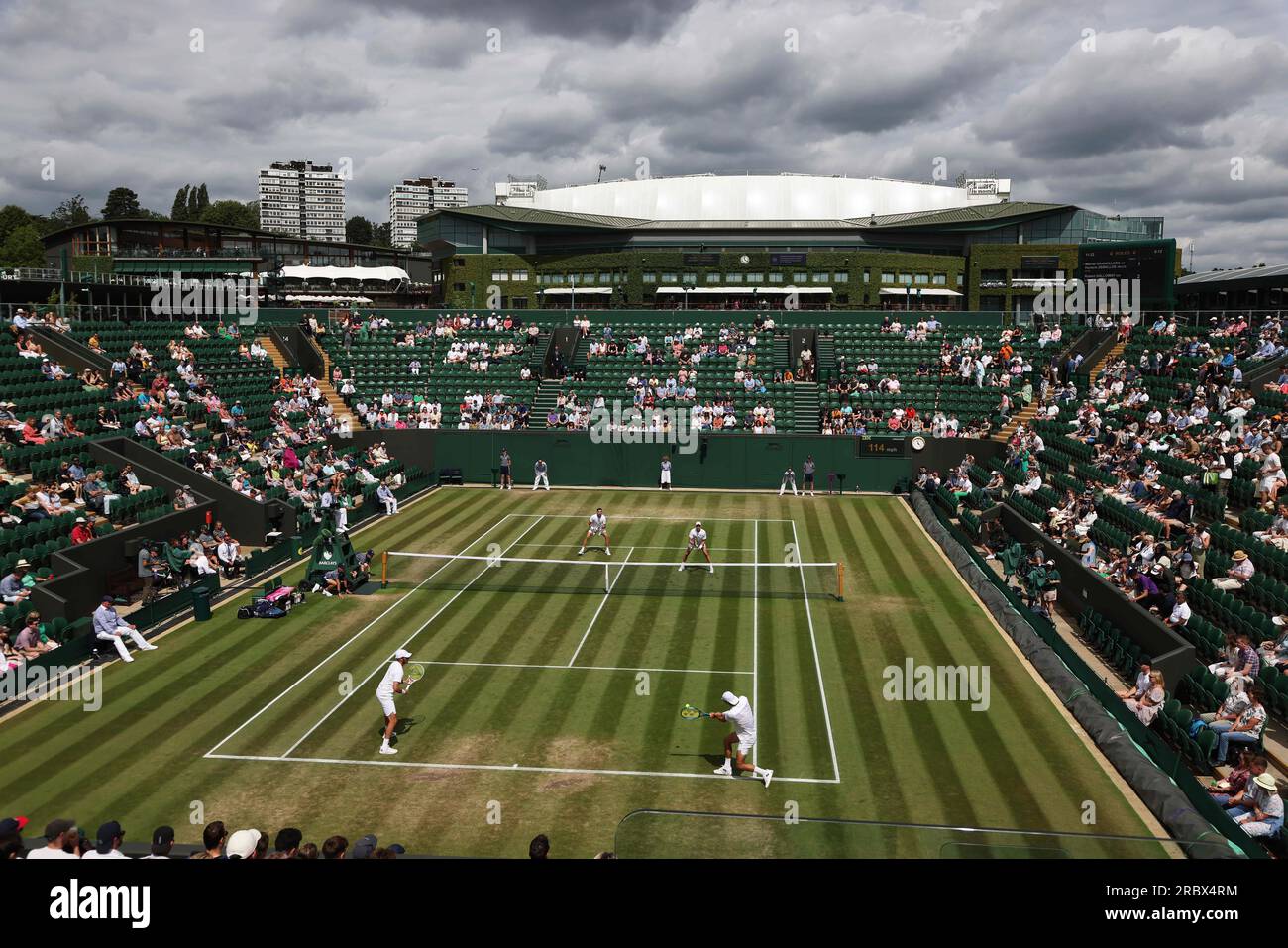 Wimbledon, Großbritannien. 11. Juli 2023; All England Lawn Tennis and Croquet Club, London, England: Wimbledon Tennis Tournament; Lloyd Harris (RSA) mit einem Rückhandschuss auf Marcel Granollers (ESP) Männer verdoppelt Runde 16, während dunkle Wolken über dem Centre Court und dem Court erscheinen zwei Guthaben: Action Plus Sports Images/Alamy Live News Credit: Action Plus Sportbilder/Alamy Live News Stockfoto