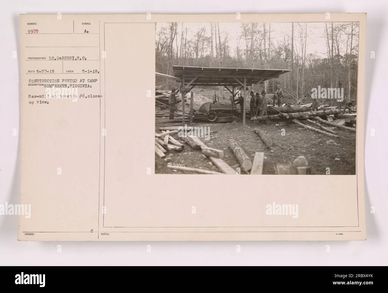 Nahaufnahme des Sägewerks an Baustelle Nr. 6 während der Bauzeit im Camp Humphreys, Virginia. Dieses Foto mit der Nummer 9975 wurde am 1. Mai 1918 von Lieutenant Doberris, S.C. aufgenommen Es zeigt das Sägewerk, das im Rahmen der Bauarbeiten im Lager betrieben wird. Stockfoto
