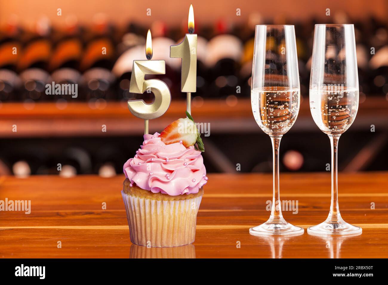 Cupcake Mit Nummer Für Geburtstags- Oder Jubiläumsfeier; Nummer 51. Stockfoto