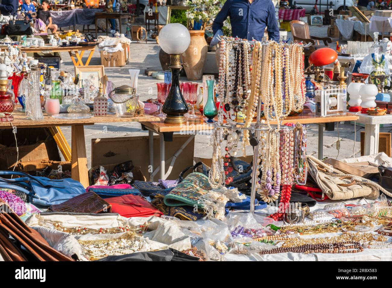Alte Sachen und Schnickschnack auf einem Flohmarkt Stockfoto