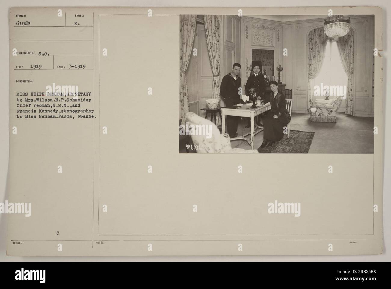 MIS s Edith Benham, Sekretärin von Mrs. Wilson, zusammen mit N.P. Schneider, Chief Yeoman, U.S. N.N., und Francis Kennedy, Stenografin von Miss Benham, fotografiert im März 1919 in Paris, Frankreich. Stockfoto