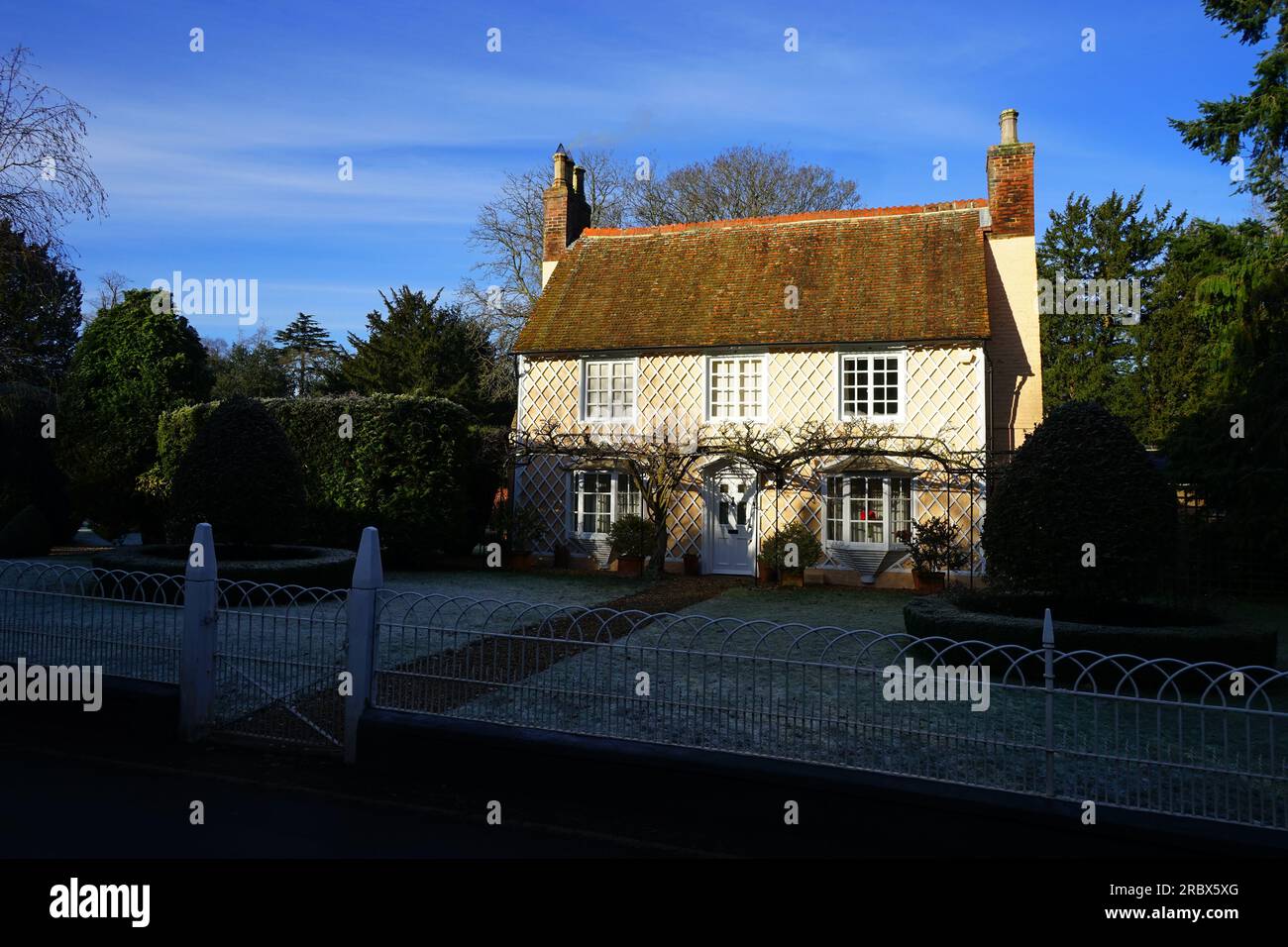 Das Old Vicarage im Winterfrost des Old Warden Stockfoto