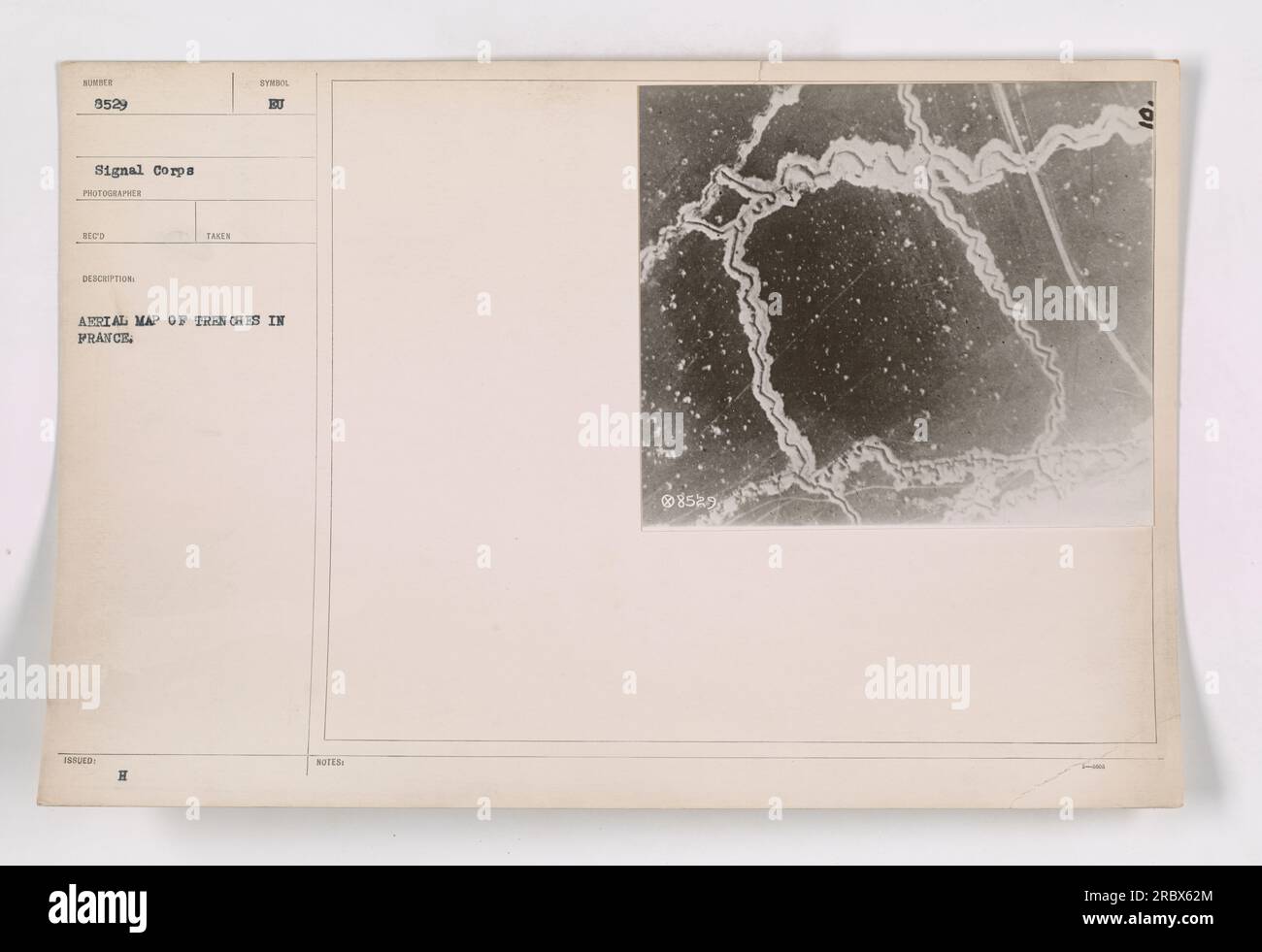 Luftfoto mit einer Karte von Schützengräben in Frankreich während des Ersten Weltkriegs. Das vom Fotografen Reco aufgenommene Bild ist mit dem Buchstaben „H“ und den Hinweisen „EU“ gekennzeichnet. Dieses Foto, gekennzeichnet als 8529, wurde vom Signalkorps aufgenommen. Stockfoto
