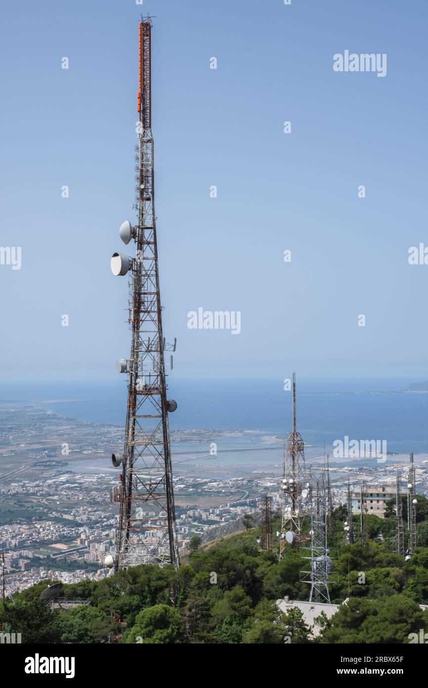 Blick vom Berg Erice auf die Kommunikationstürme der Mobilfunkkommunikation und die Küste von Sizilien Stockfoto