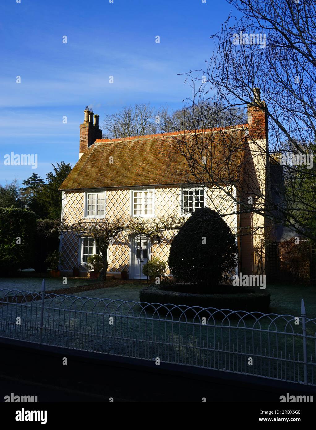Das Old Vicarage im Winterfrost des Old Warden Stockfoto