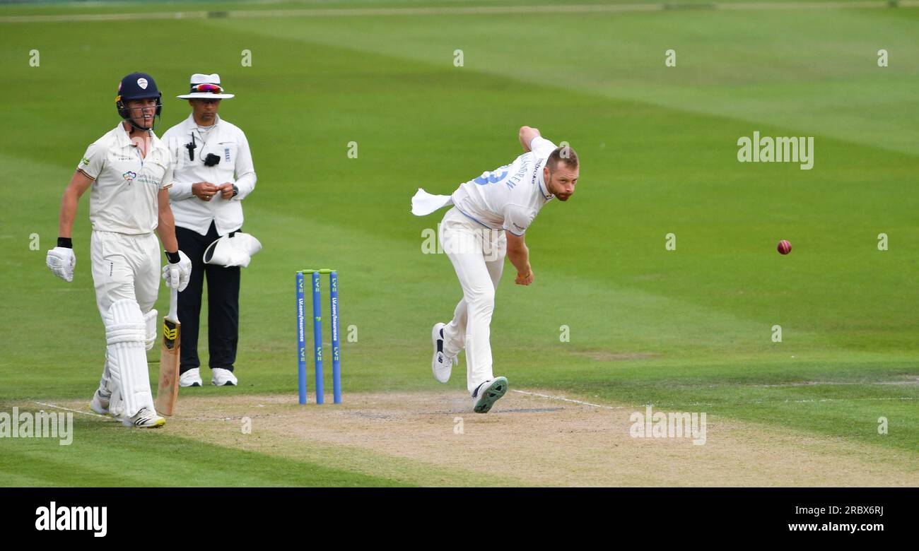 Hove UK 11. Juli 2023 - Nathan McAndrew bowls für Sussex gegen Derbyshire während des zweiten Tages des LV= Insurance County Championship Cricket-Spiels auf dem 1. Central County Ground in Hove : Credit Simon Dack /TPI/ Alamy Live News Stockfoto