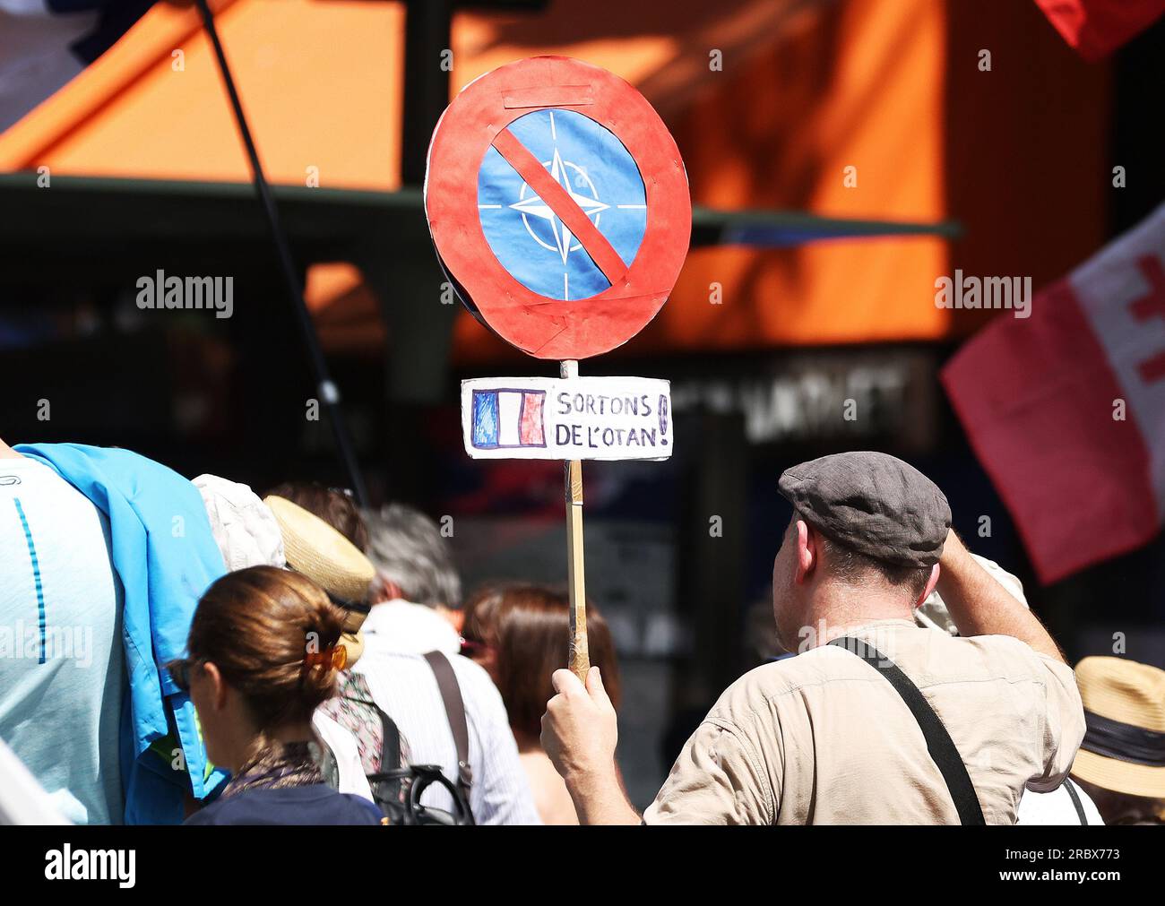 (230711) -- WARSCHAU, 11. Juli 2023 (Xinhua) -- Menschen nehmen an einer Parade gegen die NATO in Paris, Frankreich, am 8. Juli 2023 Teil. (Xinhua/Gao Jing) Stockfoto