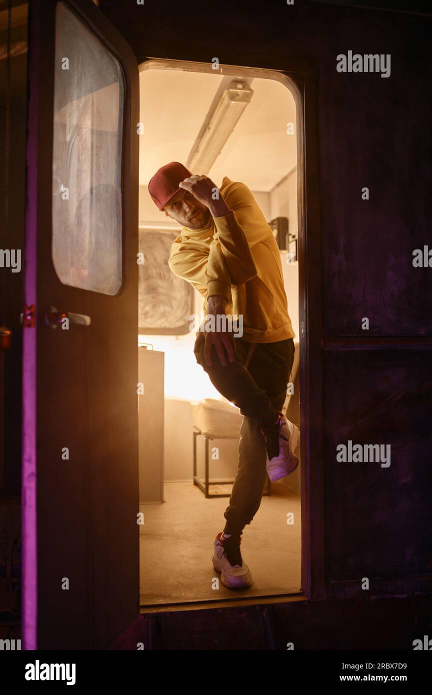 Ein Fashion-B-Boy-Breakdancer, der in einem eiskalten Zug in der Tür der U-Bahn steht Stockfoto