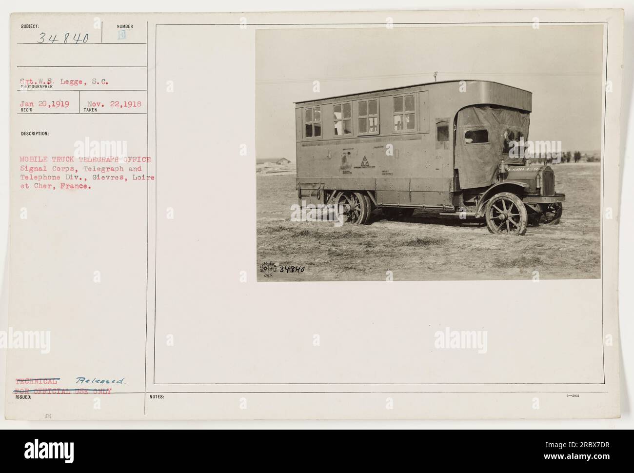 Sgt. W.S. Die Legge des Signalkorps steht vor einem Telegrafenbüro in Gievres, Loire et Cher, Frankreich, während des 1. Weltkriegs Das Foto wurde am 22. November 1918 aufgenommen und erhielt es am 20. Januar 1919. Es wurde vom Signalkorps, der Telegraph and Telephone Division herausgegeben. Dieses Bild ist Teil der Sammlung von Fotografien, die die amerikanischen militärischen Aktivitäten im Ersten Weltkrieg darstellen Stockfoto