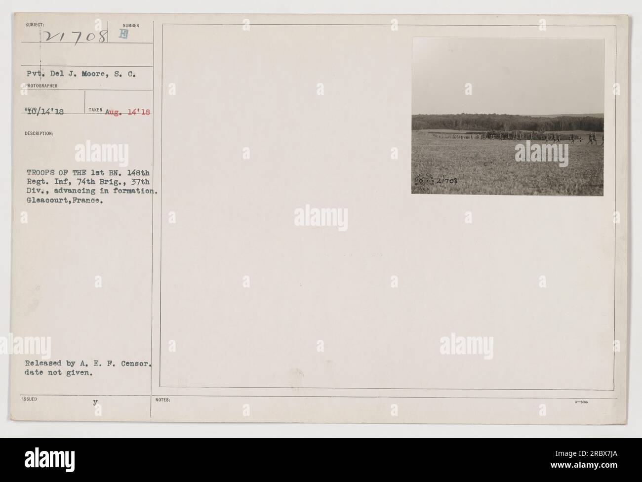 Truppen des 1. Bataillons, 148. Regiment, Infanterie, 74. Brigade, 37. Division, In Gleacourt, Frankreich, werden sie in Formation aufsteigen sehen. Dieses Foto, aufgenommen am 14. August 1918, zeigt Pvt. Del J. Moore unter ihnen. Er wurde von der Abteilung militärischer Nachrichtendienst der amerikanischen Expeditionsstreitkräfte (A.E.F.) herausgegeben. Das genaue Datum der Entlassung durch die A.E.F. Zensor ist nicht angegeben. Stockfoto
