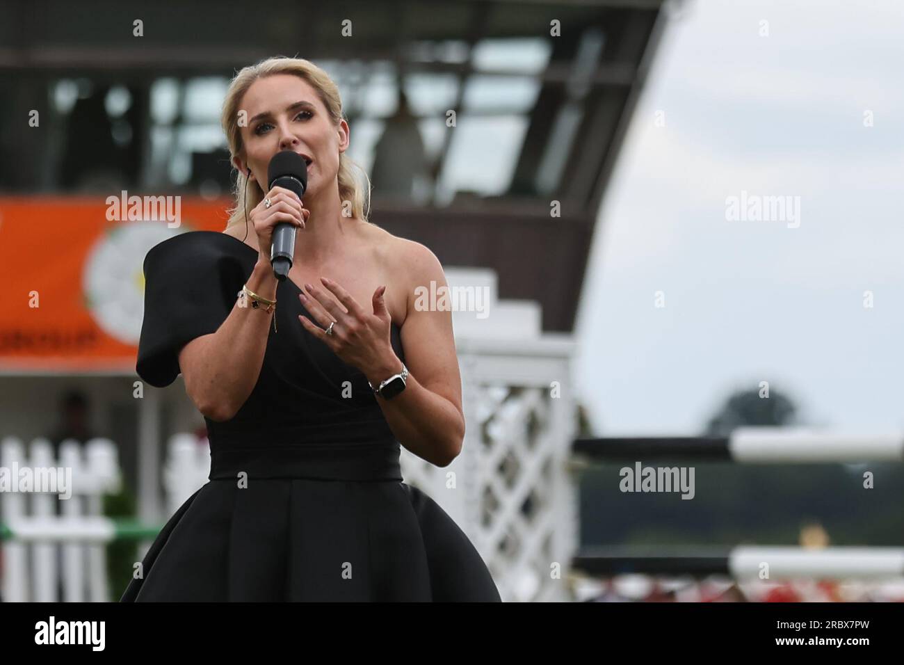 Harrogate, Großbritannien. 11. Juli 2023. Great Yorkshire Showground, Railway Road, Harrogate, North Yorkshire Lizzie Jones MBE, Aufführung in der Main Arena während der Great Yorkshire Show 164., 2023 Credit: Touchlinepics/Alamy Live News Stockfoto