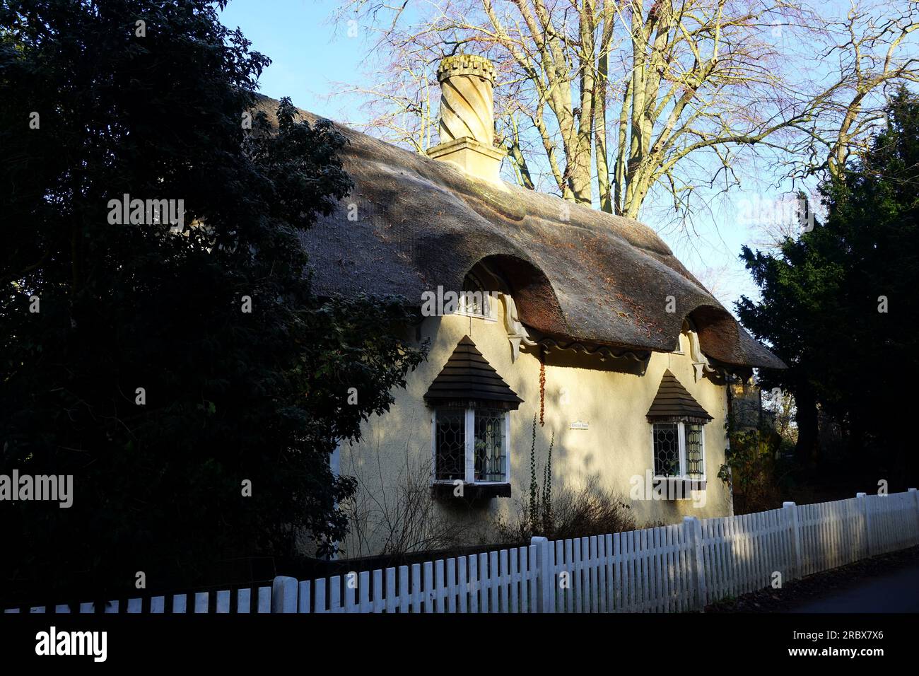 Mattes strohgedecktes Cottage im Old Warden Stockfoto