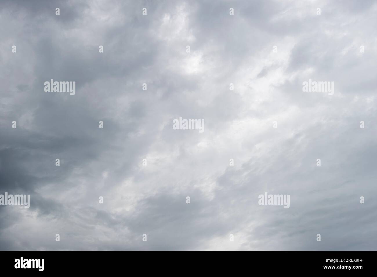 Grauer wolkiger Himmelshintergrund Stockfoto