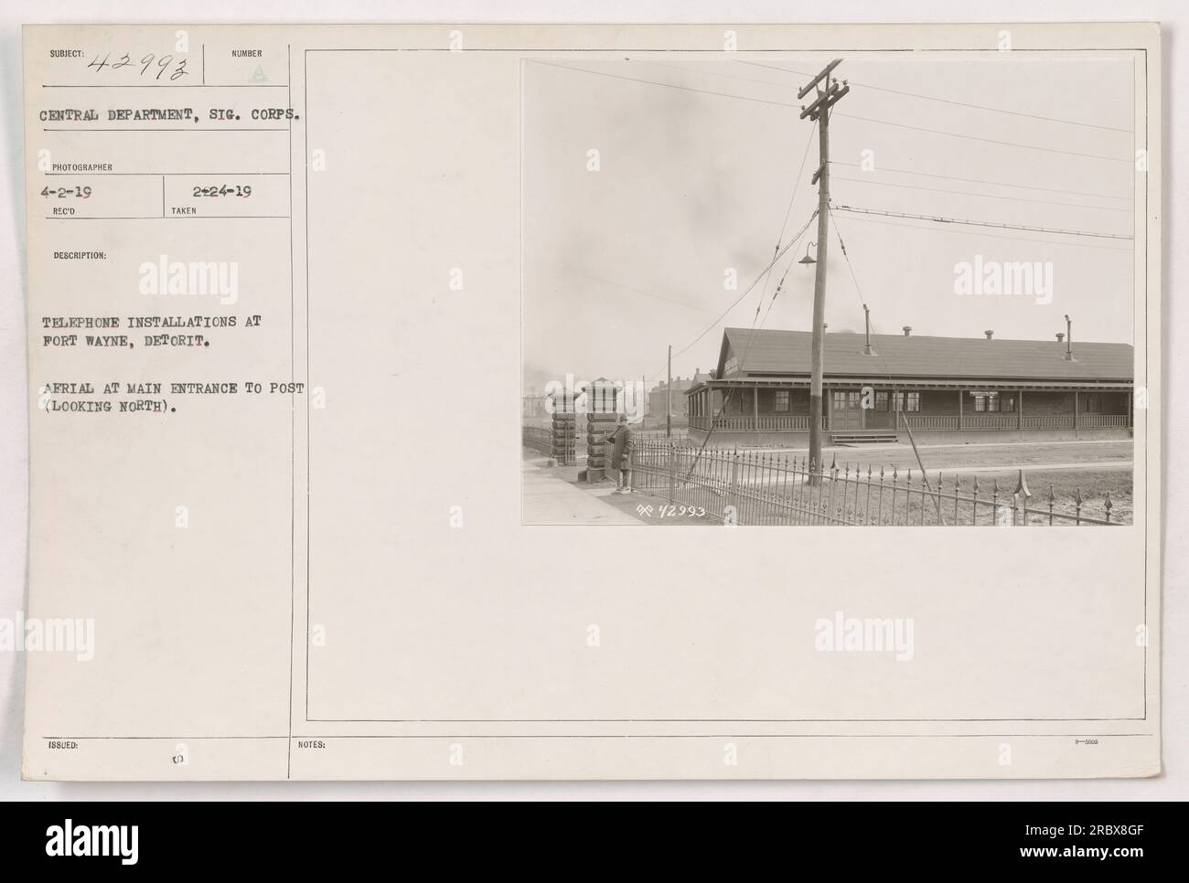 Luftfoto aufgenommen am 24. Februar 1919, zeigt die Telefonanlagen in Fort Wayne, Detroit. Das Bild zeigt den Haupteingang des Posters mit Blick nach Norden. Das Foto wurde vom Fotografen des Signalkorps für das Zentralministerium aufgenommen. Referenznummer: 111-SC-42993. Stockfoto