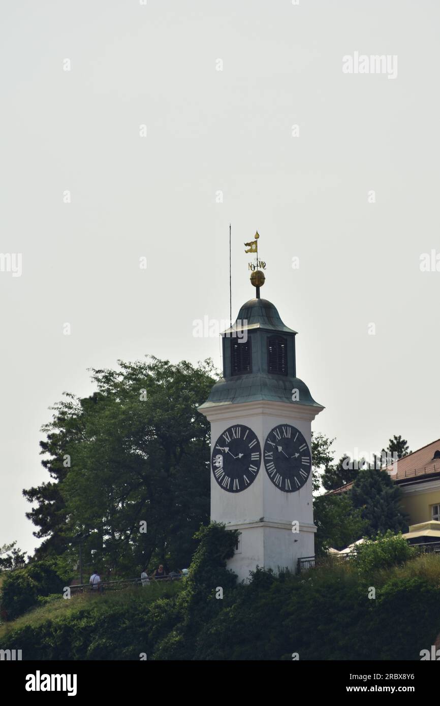 Die Uhr der Festung Petrovaradin an einem sonnigen Tag Stockfoto