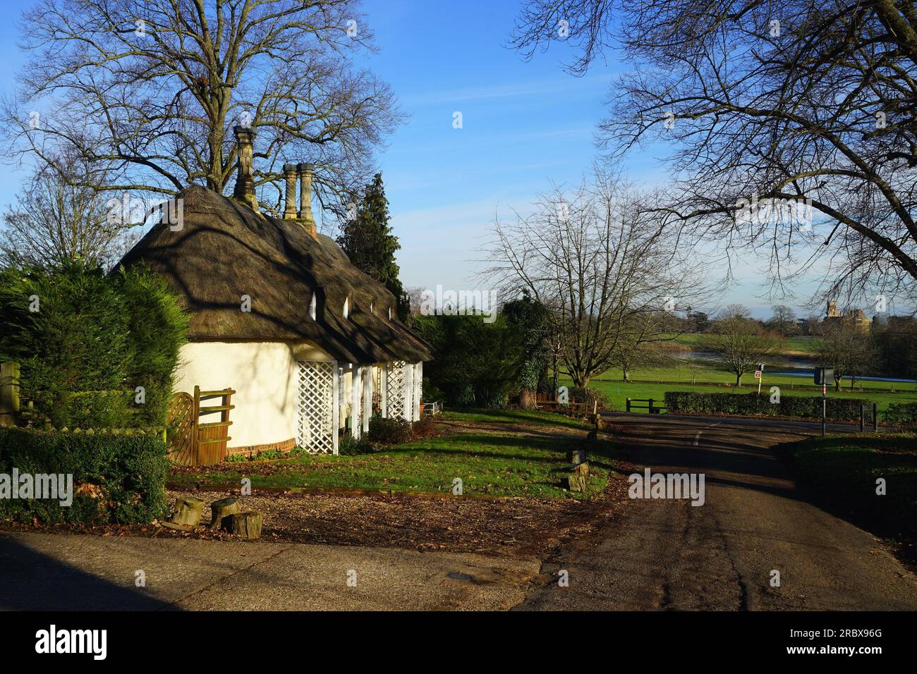 Strohgedeckte Hütte mit Blick auf die Parklandschaft im Old Warden Stockfoto