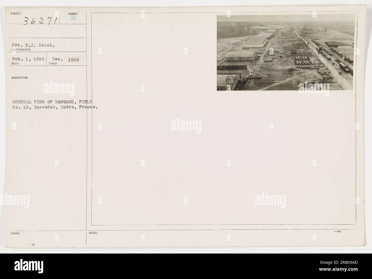 Dieses Foto zeigt eine allgemeine Ansicht der Hangars auf Feld Nr. 12 in Issoudan, Indre, Frankreich. Das Foto wurde von Pvt. W.J. gemacht Strand zwischen 1. Februar und 1919. Dezember während des Ersten Weltkriegs. Die Hangars dienten während des Krieges als Basis für militärische Aktivitäten." Stockfoto