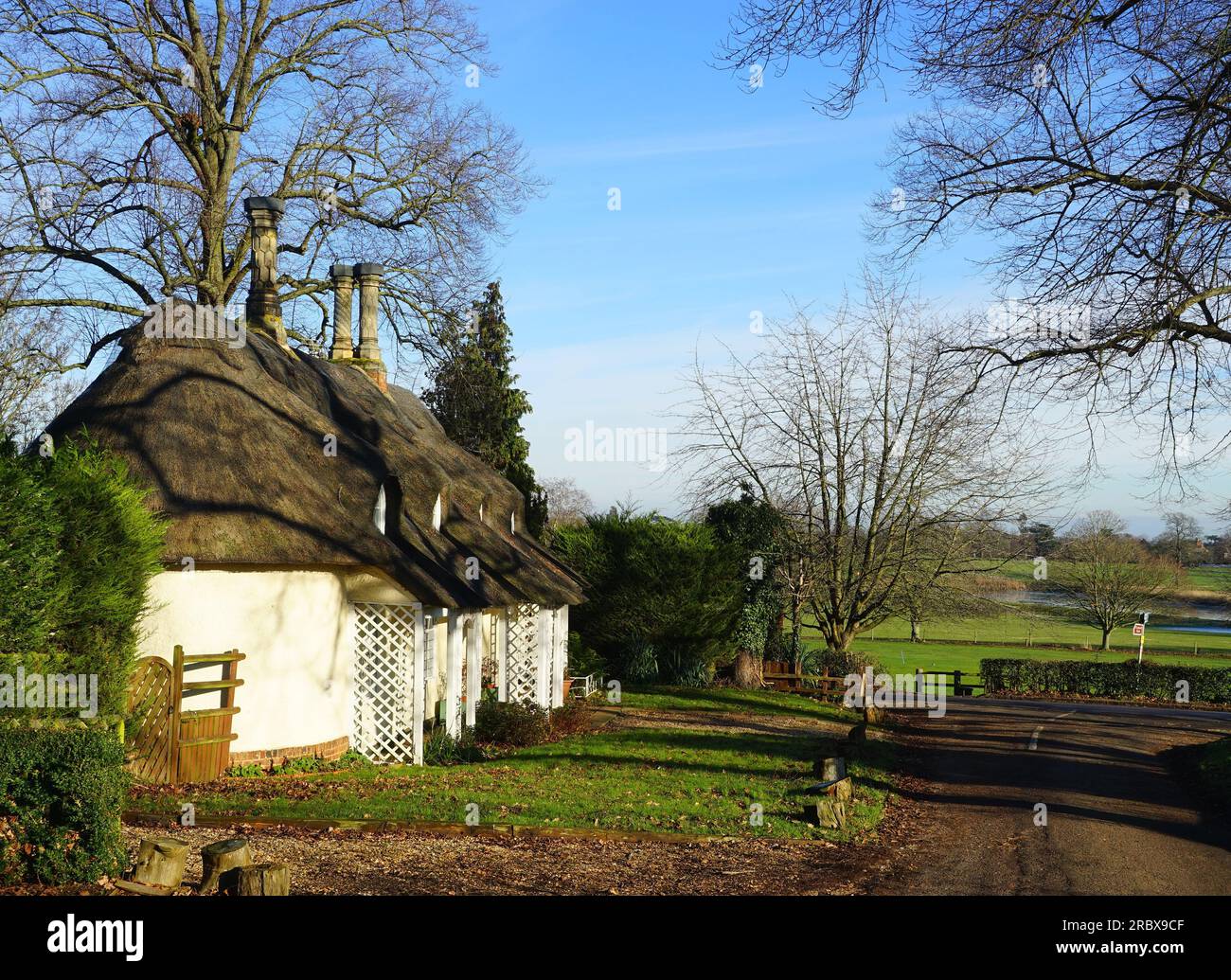 Strohgedeckte Hütte mit Blick auf die Parklandschaft im Old Warden Stockfoto