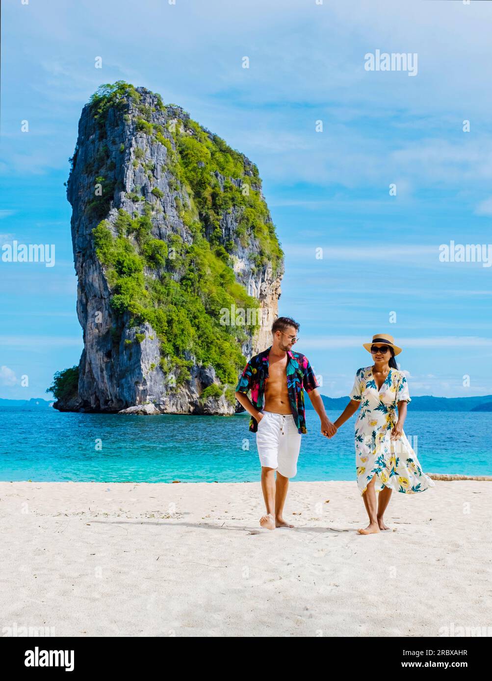 Koh Poda Beach Krabi Thailand, der tropische Strand von Koh Poda Krabi, ein paar Männer und Frauen am Strand Stockfoto