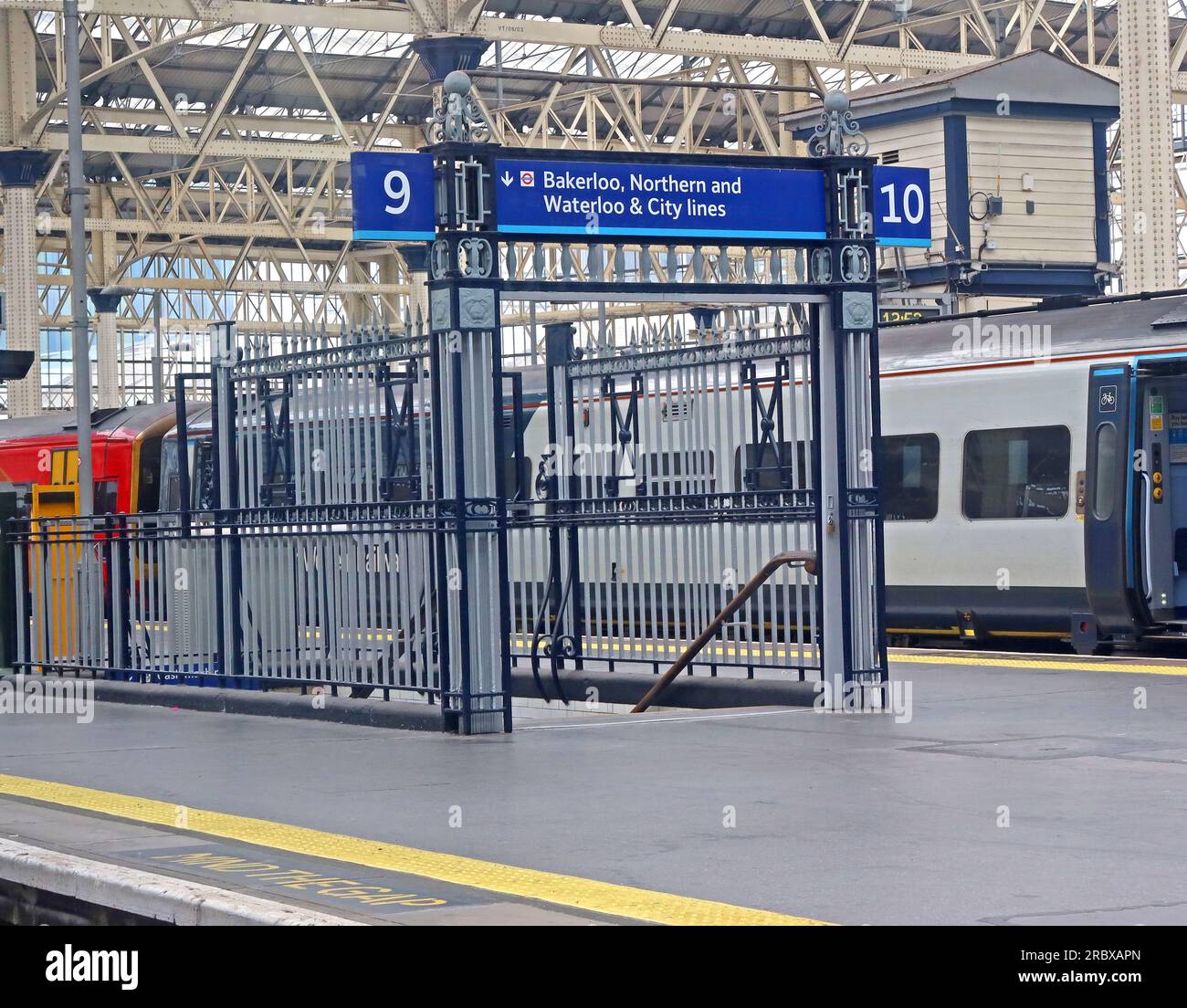 South Western Railway Train TOC, am Bahnhof Waterloo, London, England, Vereinigtes Königreich, SE1 8SW Stockfoto