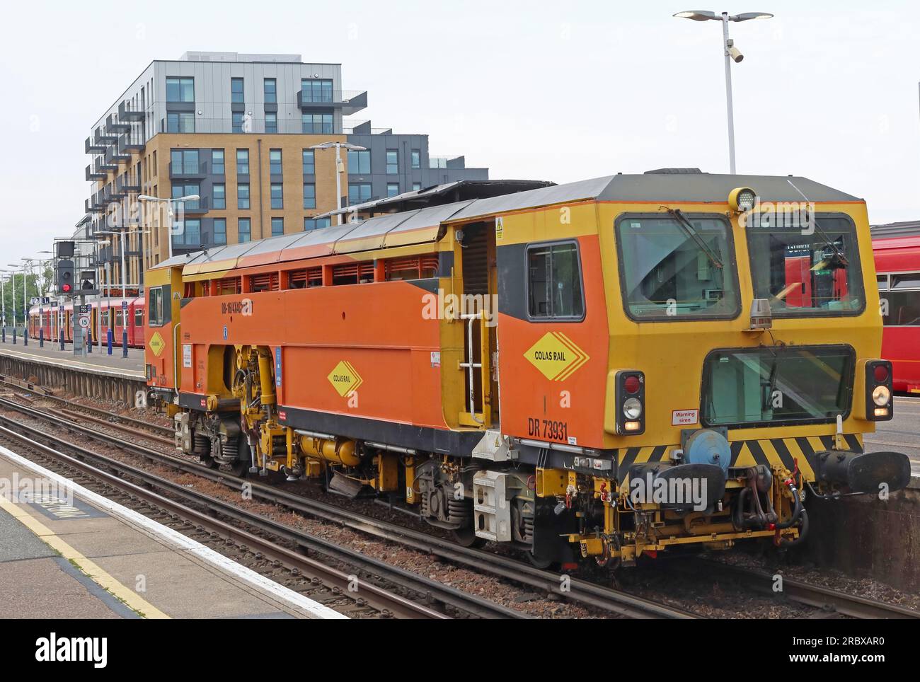 Colas Rail DR73931 - 08-16/4X4C100-RT Track Maintenance Maniper, am Bahnhof Guildford, Surrey, Südostengland, Großbritannien, GU1 4UT Stockfoto