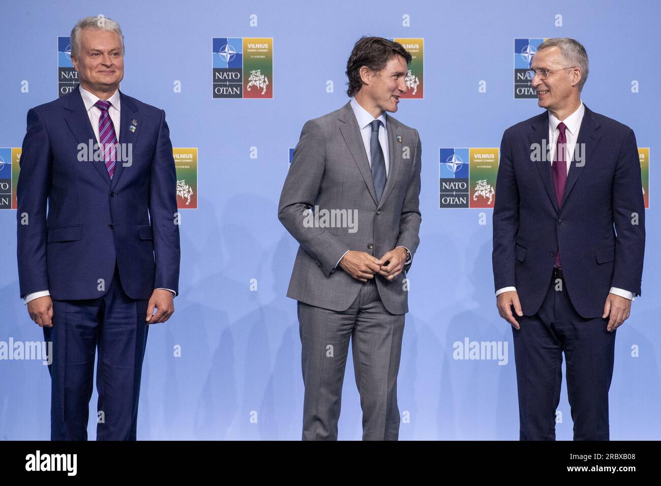 Vilnius, Litauen. 11. Juli 2023. Der litauische Staatspräsident Gitanas Nauseda, der kanadische Premierminister Justin Trudeau und der NATO-Generalsekretär Jens Stoltenberg wurden auf einem Gipfeltreffen der Staatschefs der Militärallianz der NATO (Nordatlantikvertragsorganisation) am Dienstag, den 11. Juli 2023 in Vilnius vorgestellt. BELGA FOTOPOOL NICOLAS MAETERLINCK Kredit: Belga News Agency/Alamy Live News Stockfoto