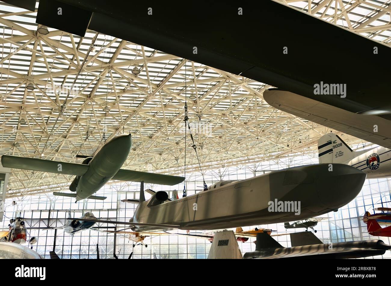 USAF AGM-86B-Unterschall-Flugkörper und V-1-Bombe in der Great Gallery das Museum of Flight Tukwila Seattle Washington State USA Stockfoto