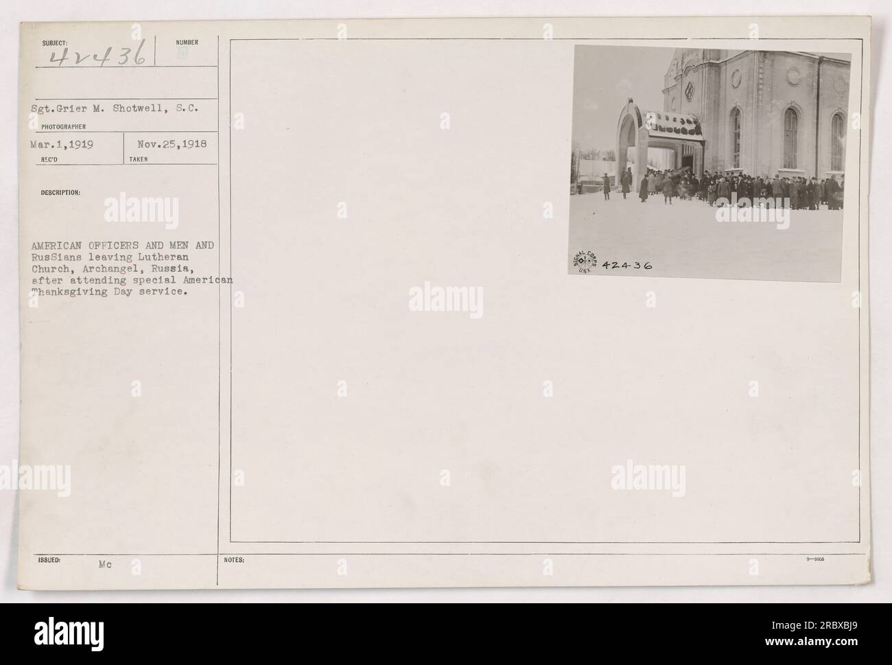 Amerikanische Offiziere und Männer, einschließlich Sergeant Grier M. Shotwell, in einer lutherischen Kirche in Erchangel, Russland. Das Foto wurde am 1. März 1919 aufgenommen, nachdem sie an einem speziellen American Thanksgiving Day-Gottesdienst teilgenommen hatten. Dieses Bild ist Teil der Ausgabe Nr. 42436 in der Sammlung. Stockfoto