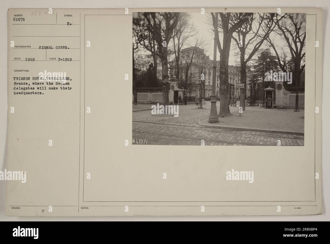 Das Trianon Hotel in Versailles, Frankreich, dient während der Verhandlungen nach dem Ersten Weltkrieg als Sitz der deutschen Delegierten Dieses Foto wurde im März 1919 aufgenommen. Das Bild wird durch die Nummer 61071 identifiziert und wurde von 158 4381 Reco fotografiert. Es ist ein offizielles Foto des Signalkorps, gekennzeichnet durch das Symbol E. Stockfoto