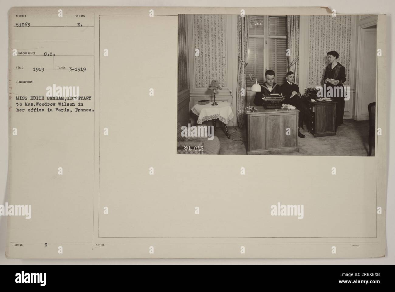 Frau Edith Benham, Sekretärin von Frau Woodrow Wilson, kann 1919 in ihrem Büro in Paris, Frankreich, gesehen werden. Das Foto wurde von S.C Reed aufgenommen. Stockfoto