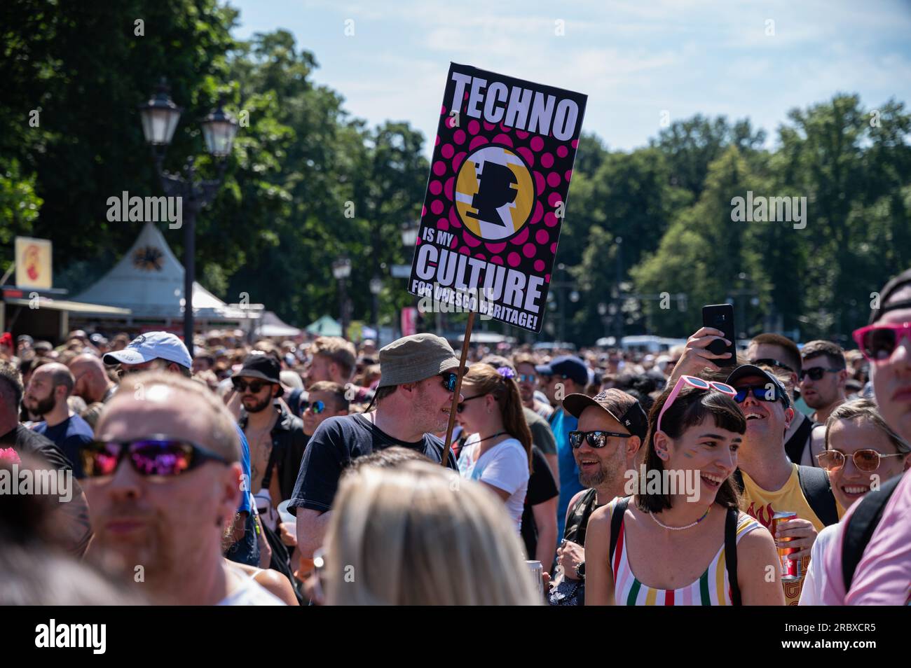 08.07.2023, Berlin, Deutschland, Europa - Techno-Musikfans und -Feiern bei der Parade „Rave the Planet“, dem Nachfolger der Loveparade der Hauptstadt. Stockfoto