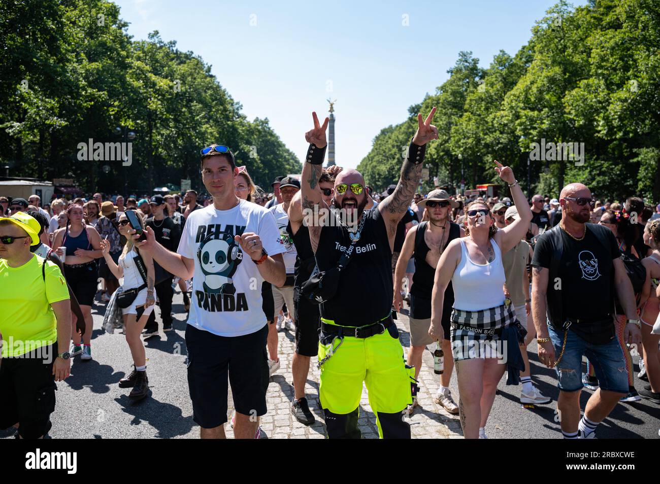 08.07.2023, Berlin, Deutschland, Europa - Techno-Musikfans und -Feiern bei der Parade „Rave the Planet“, dem Nachfolger der Loveparade der Hauptstadt. Stockfoto