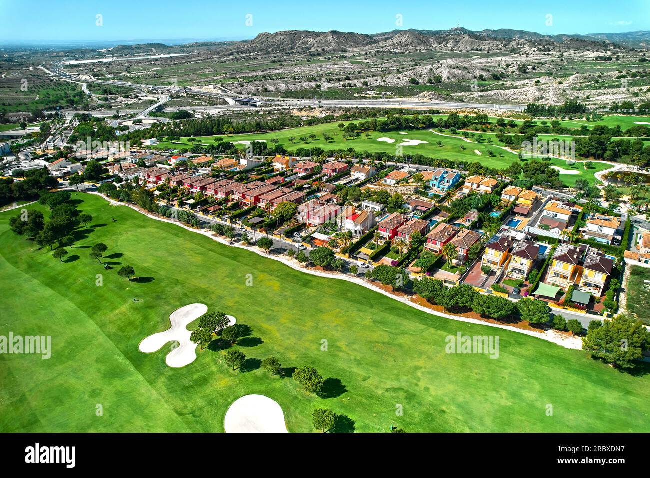 Luftaufnahme, Drohnen-Point-of-View-Golfplatz an sonnigen Sommertagen. Spanien, Costa Blanca Stockfoto