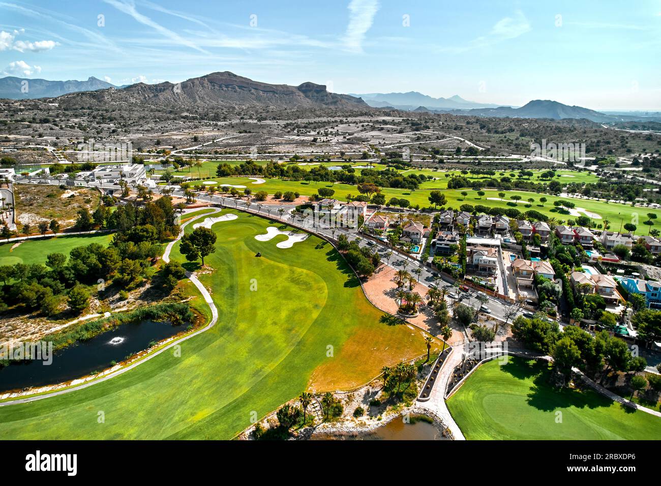 Luftaufnahme, Drohnen-Point-of-View-Golfplatz an sonnigen Sommertagen. Spanien, Costa Blanca Stockfoto