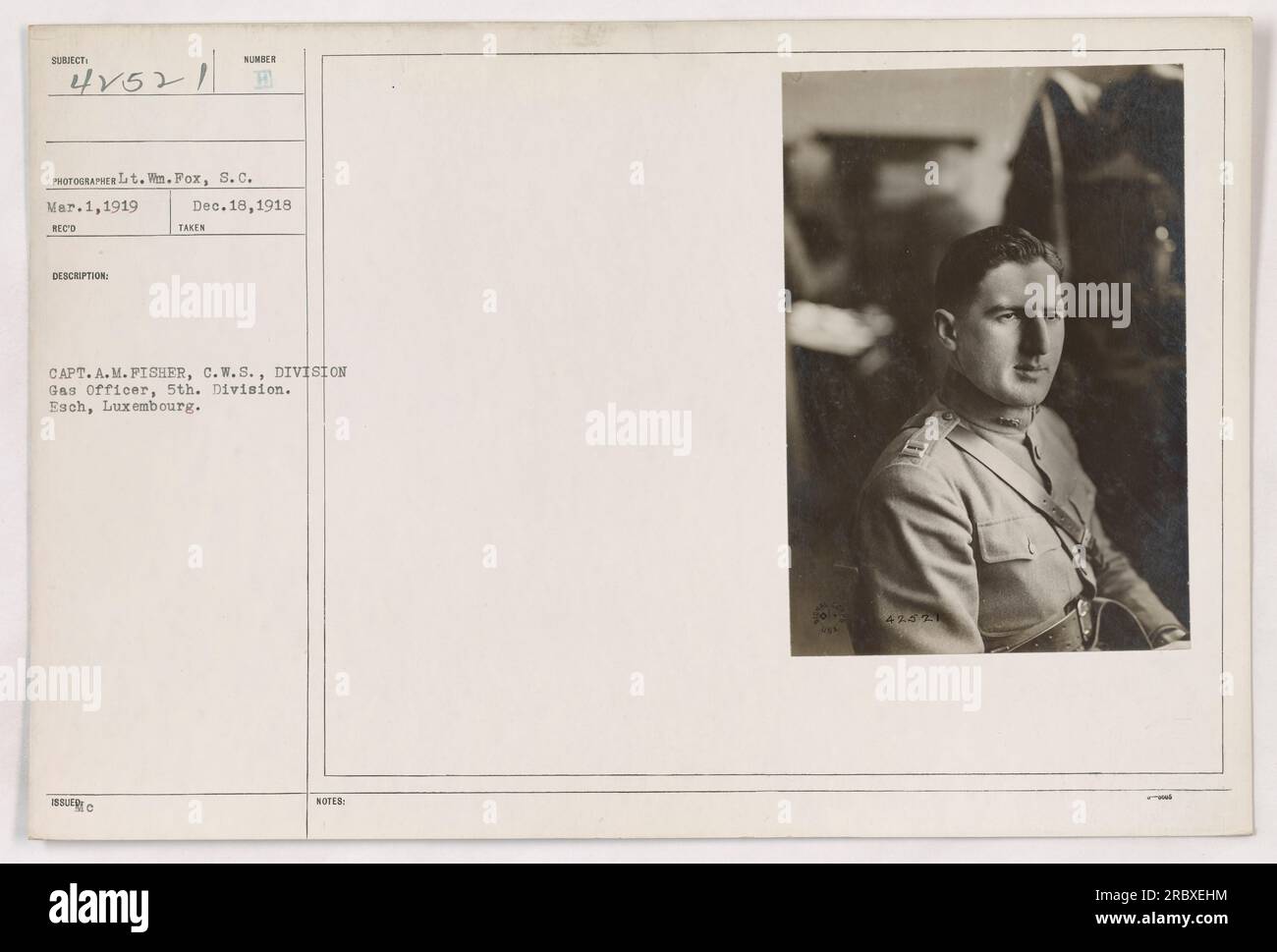 Soldaten der 5. Division führen eine Gasmaskenübung in Esch, Luxemburg, durch. Das Foto wurde am 1. März 1919 von Lieutenant William Fox aufgenommen. Die Bildunterschrift wurde in der Ausgabe des RECO-Magazins vom 18. Dezember 1918 veröffentlicht. Die Identität und der Zweck der Übung sind in den Notizen nicht angegeben. Stockfoto