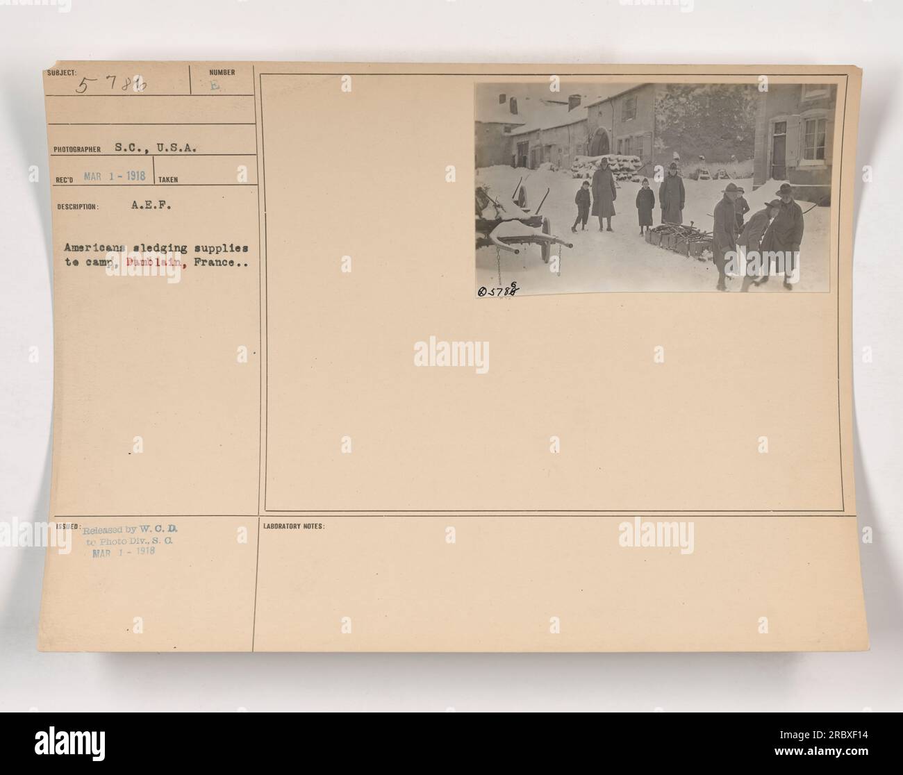 Fünfte Marines, die während des Ersten Weltkriegs Rodelboote für das Lager in Damblain, Frankreich, brauchten. Amerikaner können gesehen werden, wie sie Schlitten mit Vorräten durch das schneebedeckte Gelände ziehen. Foto aufgenommen von S.C., USA an einem unbekannten Datum. Veröffentlicht von W.O.D. an Photo Div Am 1. März 1918. Laborhinweise, Referenz 05788. Stockfoto