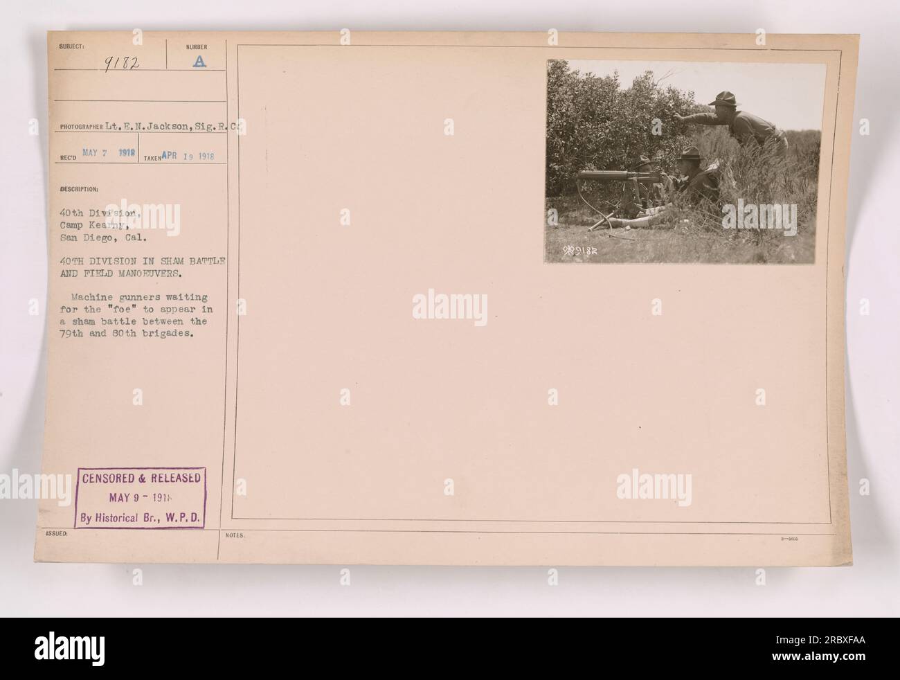 Maschinengewehrer der 40. Division im Camp Kearny in San Diego, Kalifornien, warten auf den Beginn einer Scheinschlacht zwischen den 79. Und 80. Brigaden. Das Foto wurde von LT. E.M. gemacht Jackson vom Signalkorps am 19. April 1918. Stockfoto