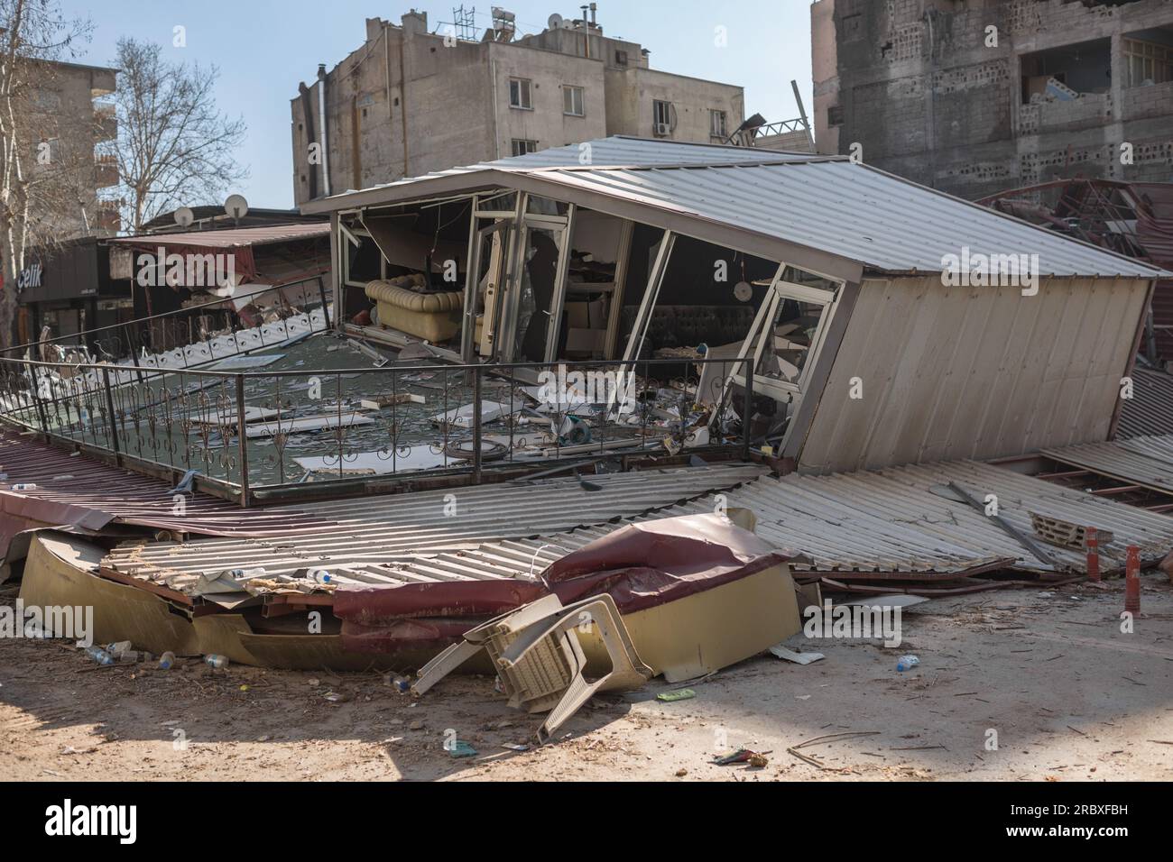 Ein flaches Büro im Erdbebenepizentrum von Kahramanmaras in der Südtürkei. Stockfoto