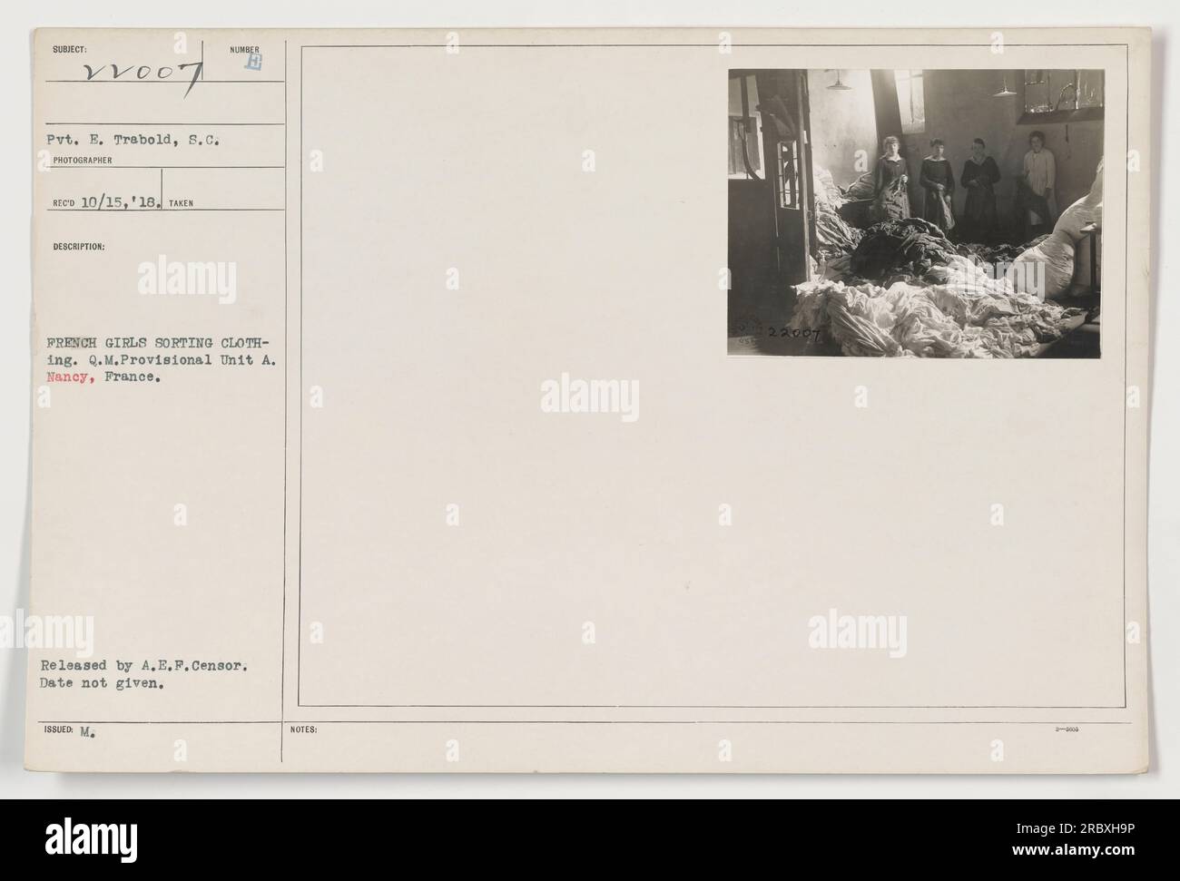 Pvt. E. Trebold von der SC-Einheit wurde auf diesem Foto aufgenommen. Das Bild zeigt französische Mädchen, die in Nancy, Frankreich, an der Sortierung von Kleidung beteiligt sind. Das Datum des Fotos wird nicht explizit erwähnt, aber es wurde von A.E.P. Censor herausgegeben. Herausgegeben von M. NOTES. Stockfoto