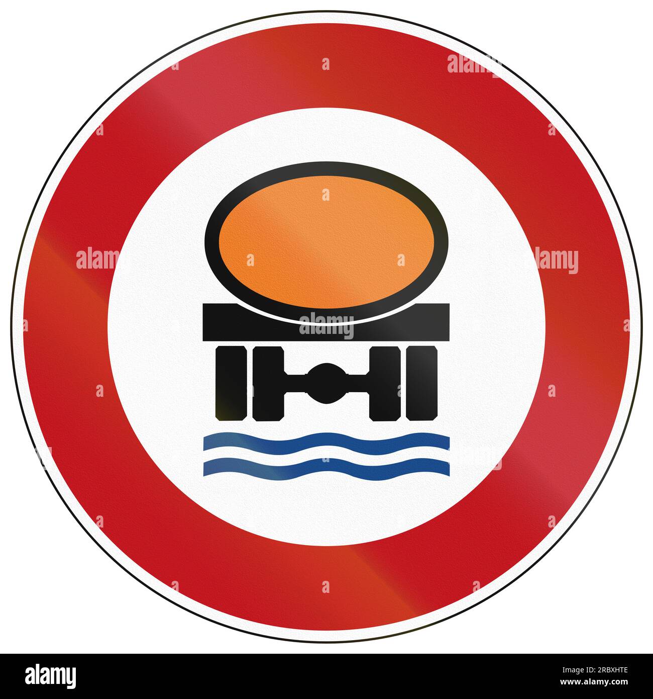 Deutsches Verkehrszeichen zum Verbot der Durchfahrt von Fahrzeugen, die wassergefährdende Güter befördern. Stockfoto