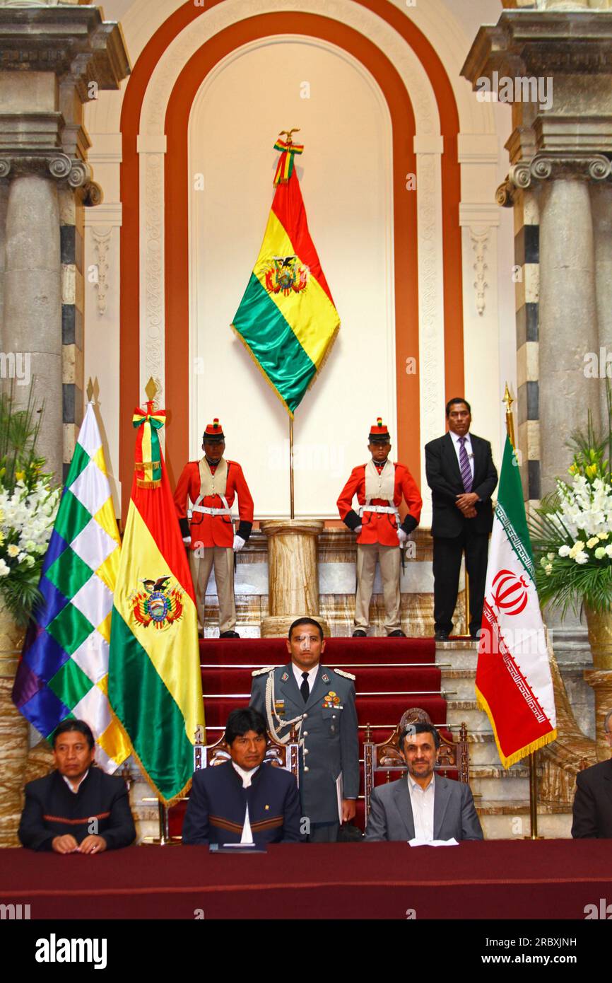 LA PAZ, BOLIVIEN, 19. Juni 2012. Sitz von links nach rechts: Bolivianischer Außenminister David Choquehuanca, Präsident Evo Morales Ayma und iranischer Präsident Mahmoud Ahmadinedschad während einer Pressekonferenz nach einem Treffen im Präsidentenpalast in La Paz. Während des Treffens überarbeiteten die Präsidenten frühere bilaterale Abkommen und versprachen, die politischen und wirtschaftlichen Beziehungen weiter auszubauen und im Kampf gegen den Drogenhandel zusammenzuarbeiten. Der Iran unterstützt und finanziert bereits Industrie-, Gesundheits- und Sanitärprojekte in Bolivien. Stockfoto