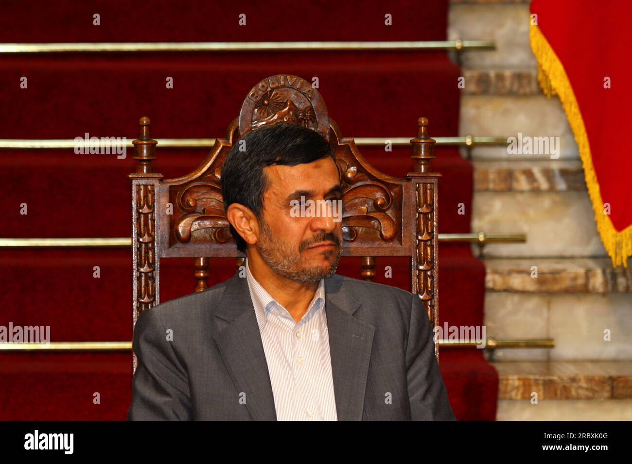 LA PAZ, BOLIVIEN, 19. Juni 2012. Iranischer Präsident Mahmoud Ahmadinedschad während einer Pressekonferenz nach einem Treffen mit dem bolivianischen Präsidenten Evo Morales Ayma im Präsidentenpalast in La Paz. Während des Treffens überarbeiteten die Präsidenten frühere bilaterale Abkommen und versprachen, die politischen und wirtschaftlichen Beziehungen weiter auszubauen und im Kampf gegen den Drogenhandel zusammenzuarbeiten. Der Iran unterstützt und finanziert bereits Industrie-, Gesundheits- und Sanitärprojekte in Bolivien. Dies ist das dritte Mal, dass Präsident Ahmadineyad Bolivien besucht (frühere Besuche waren 2007 und 2009). Stockfoto