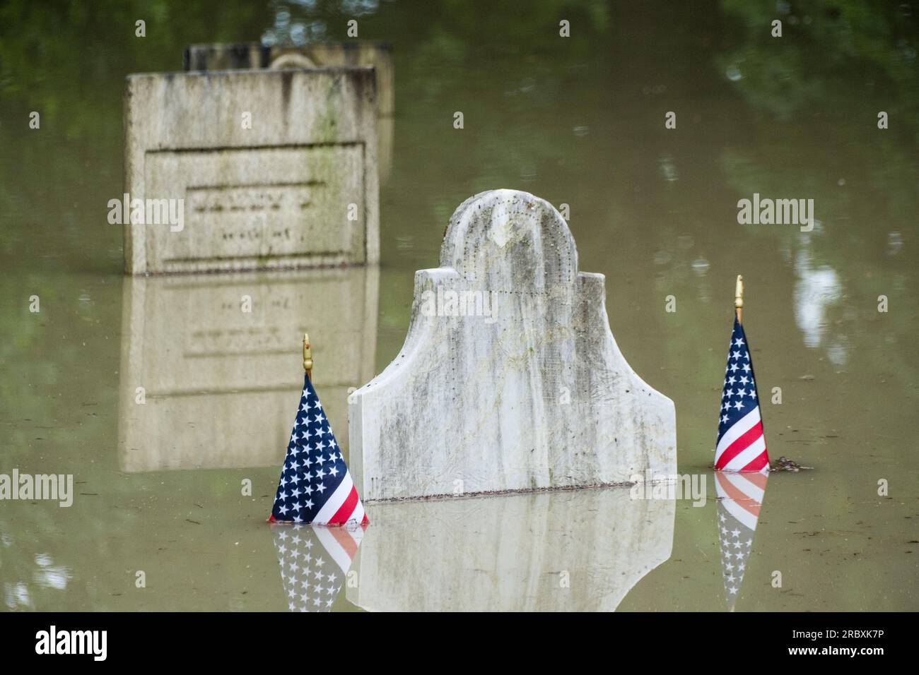 Montpelier, USA. 11. Juli 2023. Friedhof aus dem 19. Jahrhundert entlang der Elm Street während der Überschwemmung des Winooski Flusses, der Montpelier, VT, USA, Hauptstadt von Vermont überflutete. 11. Juli 23 Kredit: John Lazenby/Alamy Live News Stockfoto