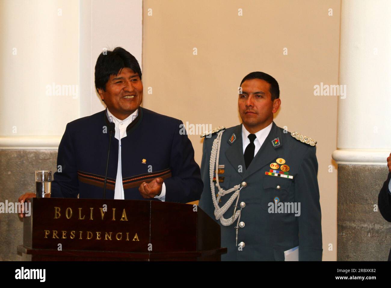 LA PAZ, BOLIVIEN, 19. Juni 2012. Der bolivianische Präsident Evo Morales Ayma hält eine Rede, nachdem er den iranischen Präsidenten Mahmoud Ahmadinedschad im Präsidentenpalast in La Paz getroffen hat. Während des Treffens überarbeiteten die Präsidenten frühere bilaterale Abkommen und versprachen, die politischen und wirtschaftlichen Beziehungen weiter auszubauen und im Kampf gegen den Drogenhandel zusammenzuarbeiten. Der Iran unterstützt und finanziert bereits Industrie-, Gesundheits- und Sanitärprojekte in Bolivien. Dies ist das dritte Mal, dass Präsident Ahmadineyad Bolivien besucht (frühere Besuche waren 2007 und 2009). Stockfoto