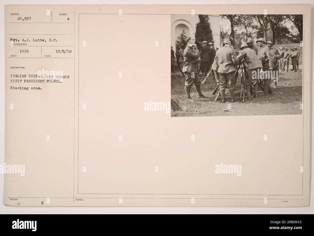 Italienische Bersaglieri-Truppen, die Präsident Wilson im Ersten Weltkrieg besuchen. Die Truppen, die hier gesehen werden, stapeln ihre Arme. 5. Oktober 1918. Stockfoto