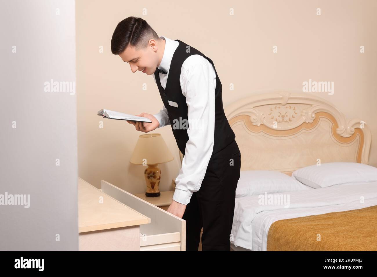 Mann, der professionelle Butler Kurse im Hotel besucht Stockfoto