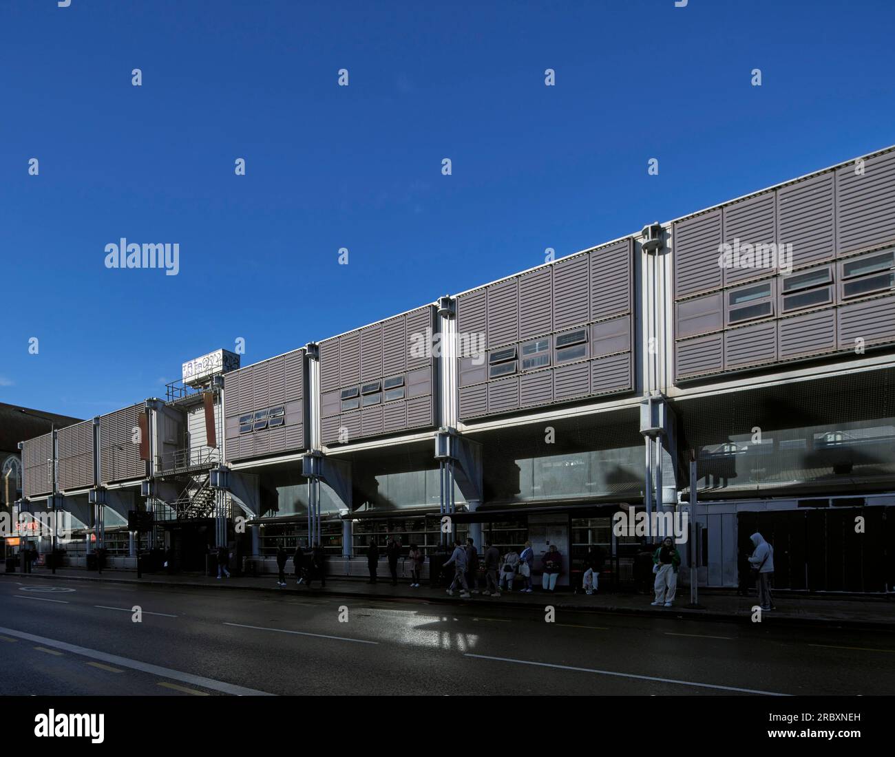 Schräge Aussicht von der Camden Road. Sainburys Camden, London, Vereinigtes Königreich. Architekt: Grimshaw, 1988. Stockfoto