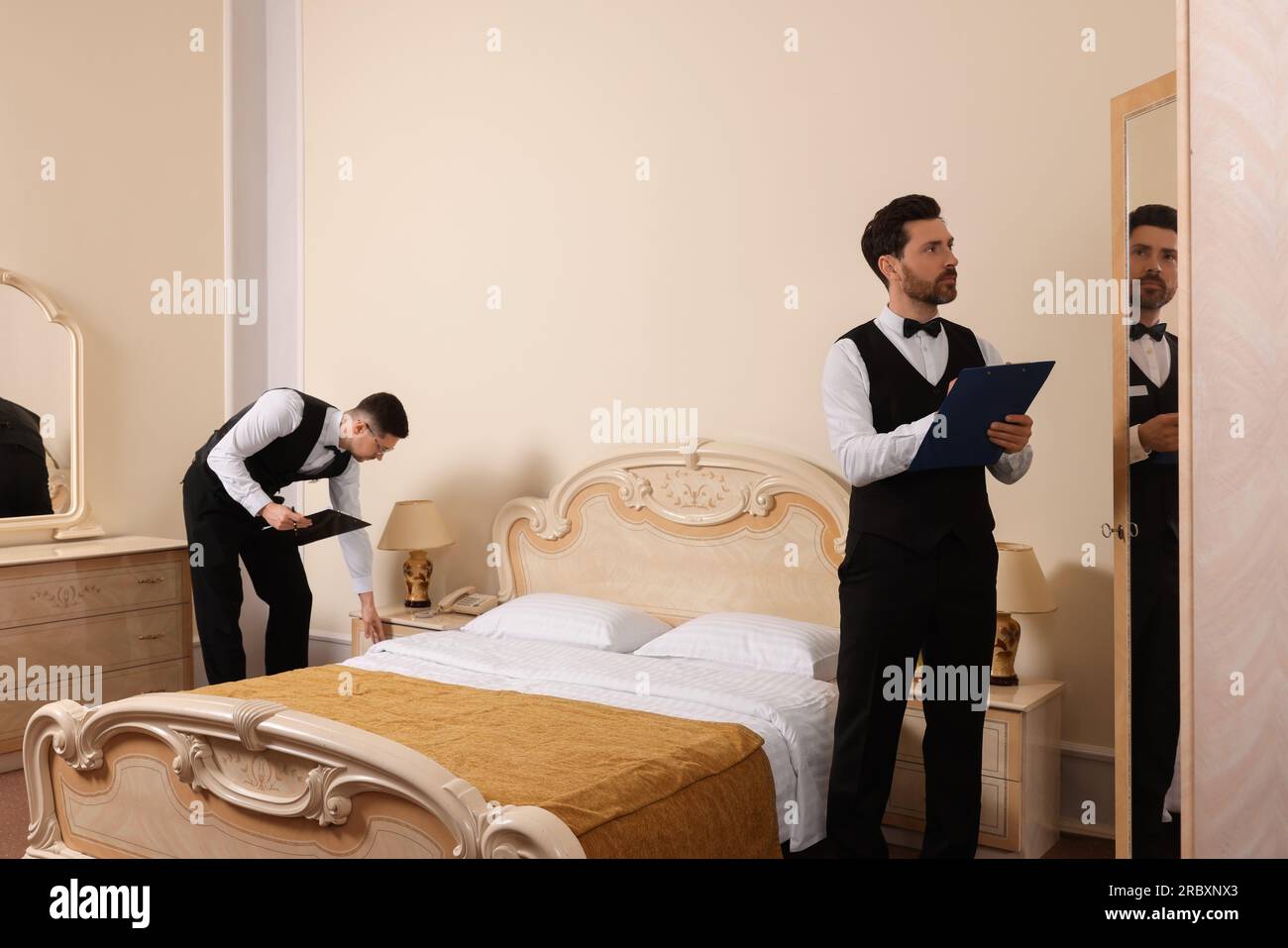 Männer, die professionelle Butler-Kurse im Hotel besuchen Stockfoto