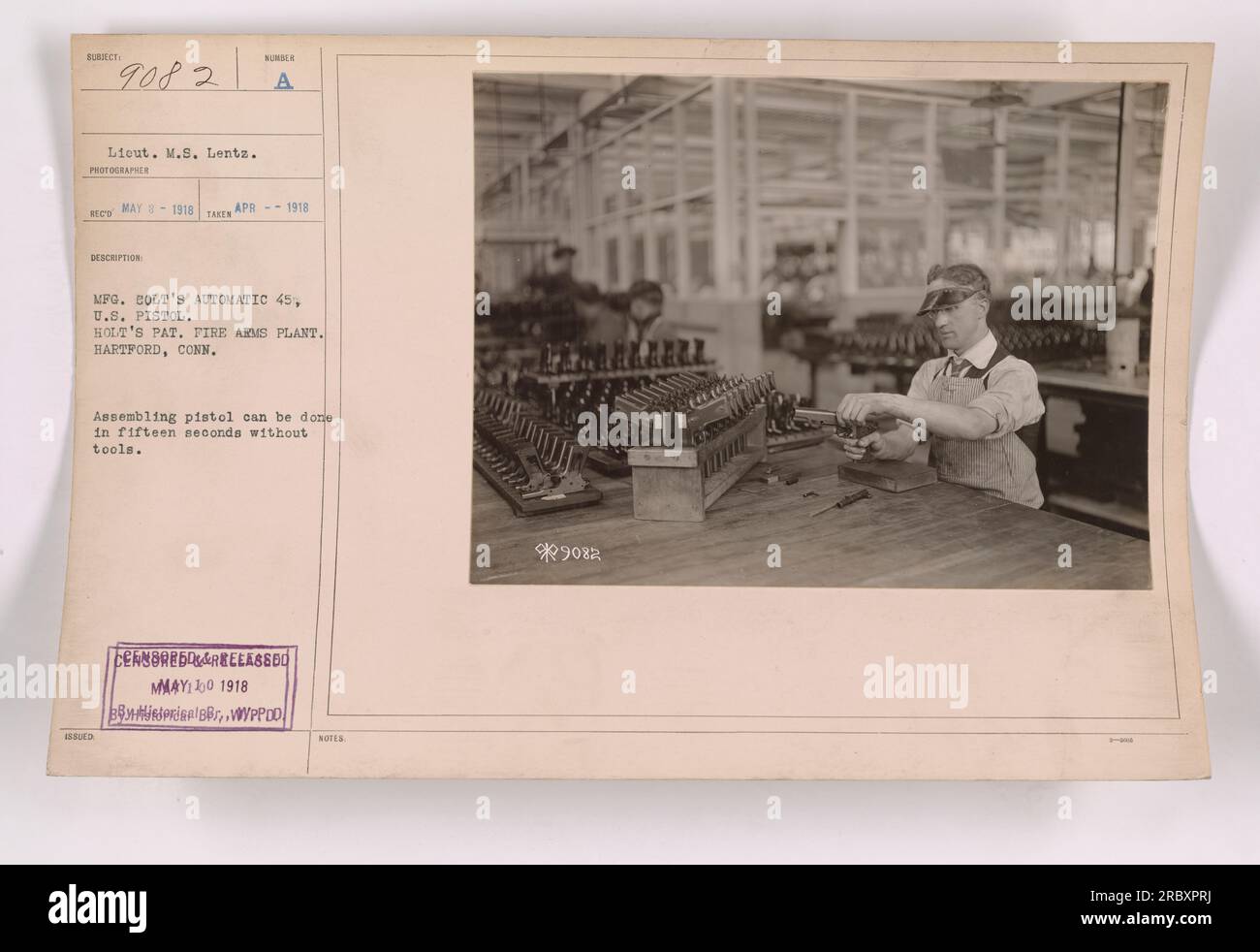 Leutnant M.S. Lentz Montage eines MFG. EOL/T ist automatisch 45, US-Pistole bei holt's Pat. Feuerwehrwerk in Hartford, Connecticut. Diese Pistole kann in 15 Sekunden ohne Werkzeug montiert werden. Foto aufgenommen von RECT am 1918. April. Bild-ID: 111-SC-9082. Stockfoto